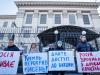 «Припиніть вбивати людей»: під посольством Росії активісти вимагали відкрити КПВВ на Донбасі