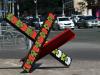 У Києві з'явилися розмальовані українськими орнаментами протитанкові їжаки 