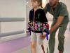 В «Охматдиті» лікують дівчинку з Херсонщини, яка втратила ніжку: 6-річна Марина робить перші кроки на протезі