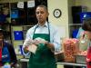 Обама готовит сэндвичи