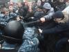 Протестующие пытались прорваться к Кабмину