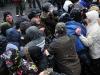 Неизвестные пытались разобрать баррикаду Евромайдана