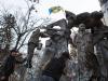 Активисты Майдана моют памятник Черноволу 