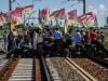 Обманутые строители заблокировали железнодорожный мост в Киеве 
