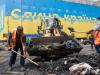 Коммунальные службы убирают сгоревшую баррикаду на Майдане 