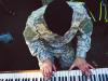 Солдат играет на пианино в Песках