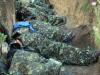 Украинские бойцы спят в окопе