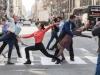 Танцы незнакомцев в центре Нью-Йорка