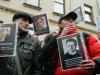 Журналисты передали Януковичу петицию