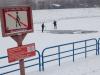 Жители Зеленограда поспорили, выдержит ли лед на пруду «Приору». Не выдержал