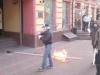 Неизвестные сожгли украинский флаг в самом центре Москвы 