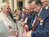 Папа Римский по просьбе депутата из Госдумы надел георгиевскую ленточку.