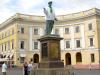 В Одесі пам'ятник Дюку одягнули у вишиванку