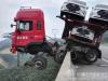 В Китае автовоз после ДТП завис над 150-метровым обрывом 
