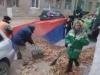 Коммунальщики в Волгограде собирают мусор в российский флаг