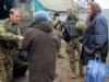 Військовослужбовці ЗСУ допомагають місцевому населенню