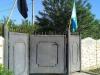 Крымские татары вывешивают на домах черный и национальный флаги