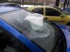 Зима передала привет: в Днепре гліба льда пробила лобовое стекло автомобиля