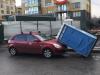 В Киеве биотуалет с женщиной внутри упал на авто