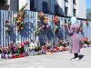 Люди масово несуть квіти до Будинку профспілок в Одесі 