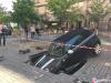 На Пушкінській у Києві автівка провалилася у яму після прориву труби 