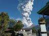 На острове Ява вулкан выкинул столб пепла высотой 5 км, людей эвакуируют