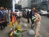 Посол США в Украине Мари Йованович принесла букет белых гвоздик на место убийства Павла Шеремета