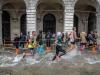 Венецианский марафон: спортсмены бежали по затопленным улицам 
