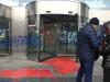 Стены киевского ТРЦ «Оушен плаза» исписали лозунгами, а вход залили краской