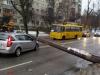 ЧП в Киеве: фонарный столб упал на авто и перегородил дорогу