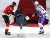 Жозе Моуринью живописно шлепнулся на лед перед хоккейным матчем