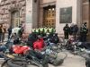 У Києві велосипедисти влаштували лежачий протест під КМДА 