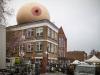 В Лондоне установили огромные надувные груди в поддержку публичного грудного вскармливания