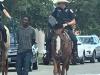 ережу обурило вірусне фото з офіцерами на конях, що ведуть афроамериканця на повідку