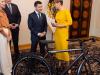 Тонкий троллинг: президент Эстонии подарила Зеленскому велосипед