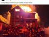 В США пожарные сфотографировались на фоне горящего дома