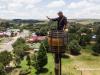 Мужчина из ЮАР два месяца сидит в бочке на высоте 25 метров