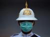 Офицер королевской гвардии в Тайланде защищается от коронавируса