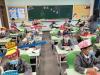 Социальная дистанция по-китайски: на школьников надели шляпы с метровыми полями 