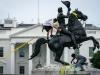 Около Белого дома попытались снести памятник президенту Джексону