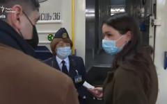 «Я не болен. Почему меня не взять?». В Украине заработали новые карантинные ограничения в транспорте::<span style="font-weight:normal">В Украине вступили в силу ограничения по пассажирским перевозкам между регионами. У водителей и пассажиров теперь должен быть сертификат о вакцинации или отрицательный тест на Covid-19. Без этого не пускают в автобусы и поезда. Как это происходило в Киеве, Львове и Харькове.</span>