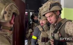 Call of duty в Сіверськодонецьку: один день бою з бійцями 4-ї бригади Нацгвардії та 81-ї десантно-штурмової бригади ЗСУ::<span style="font-weight:normal">Юрій Бутусов: "Це один день - 3 червня у Сєвєродонецьку за 44 хвилини. Кадри зафільмовані просто під час бою за два будинки у кварталі міста. Війна як вона є. Якщо ви не на фронті, то навряд чи бачили війну ближче. Тепер матимете уявлення як це, коли танк влучає у сусідній будинок чи кімнату, коли треба бігти за додатковим бк під обстрілом і з жартами, коли спати доводиться на рації і під вибухи артилерії, коли думаєш, що тебе забере ВСП, а отримуєш Героя України! ) Подивіться на цих мужніх воїнів, аби мати розуміння, що відбувалося у Сєвєродонецьку. "Мы не бежим, мы воюем, мы сражаемся! Но дома́ не держат" - цитата командира "Ройса". Вони, дійсно, сильніші за бетон. Вони витримали".</span>