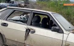 Просто розстріляли і все – свідки розстрілу цивільної колони під Куп'янськом на Харківщині::<span style="font-weight:normal">СБУ продовжує слідство щодо розстрілу колони під Куп'янськом у Харківській області. Слідчі виявили нових свідків воєнного злочину. Людмила Потапова разом із матір'ю намагалися виїхати із селища Куп'янськ-Вузловий 25 вересня. Організатор евакуації обіцяв безпечний шлях. За послуги взяв по 6 тисяч з людини. Коли колона рухалася так званою сірою зоною у бік Сватового, несподівано почався розстріл. За словами свідків, невідомі стріляли з гранатометів, підірвали кілька автомобілів та розстрілювали зі стрілецької зброї. У Людмили автоматною чергою вбило батька, який не встиг залишити автомобіль. Після розстрілу в живих залишилося лише 8 осіб. Вони пішки добиралися до найближчого населеного пункту. Ховалися в лісопосадках та в кущах. Адже, стверджують – ті, хто розстріляв колону, шукали живих, щоб добити. Спалену та розстріляну колону силовики виявили 1 жовтня. 5 легкових автомобілів та одна "Газель". За даними слідства, у них загинули 24 особи, серед яких було 13 дітей та одна вагітна жінка. Розстріл був здійснений російською ДРГ. Автор: Оксана Нечепоренко</span>