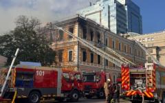 Зеленський показав кадри наслідків прильоту по Академії наук у Києві::<span style="font-weight:normal">Російські війська вранці 28 вересня завдали удару по будівлі Академії наук у Києві. Після атаки на об'єкті виникла пожежа.</span>