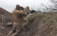 Полк АЗОВ «не воює»: яскраве відео ударів українських військових по бойовиках на Донбасі ::<span style="font-weight:normal">Видовищне відео боїв українських військових з полку "Азов", яке наочно демонструє реальну ситуацію гарячих боїв, які ведуться на Донбасі. "З моменту виведення полку "Азов" з позицій в Широкино ще влітку 2015 року, все частіше можна почути про те, що ""Азов" не воює".</span>