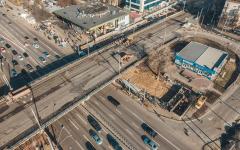 Первый понедельник после закрытия Шулявского моста в Киеве: обстановка на дорогах с высоты::<span style="font-weight:normal">После закрытия Шулявского моста все ожидали первого буднего дня, чтобы проверить, будет ли эффективно работать новая схема движения транспорта. Власти Киева подготовились и постарались создать условия для комфортной езды гостей и жителей Киева. Журналисты отправились к путепроводу, чтобы взлететь в воздух и проверить, как обстоят дела ближайших улицах.</span>