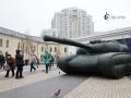 «Я надув танки, а військові надули мене»: незвичайна техніка на Арсенальній 