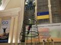 Монтаж ялинки на Центральному вокзалі Києва
