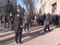 «Це не має значення: я не українець» – у Києві черга з добровольців, які прийшли отримати зброю