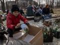 Оборона Киева: взрослые и дети готовят коктейли Молотова